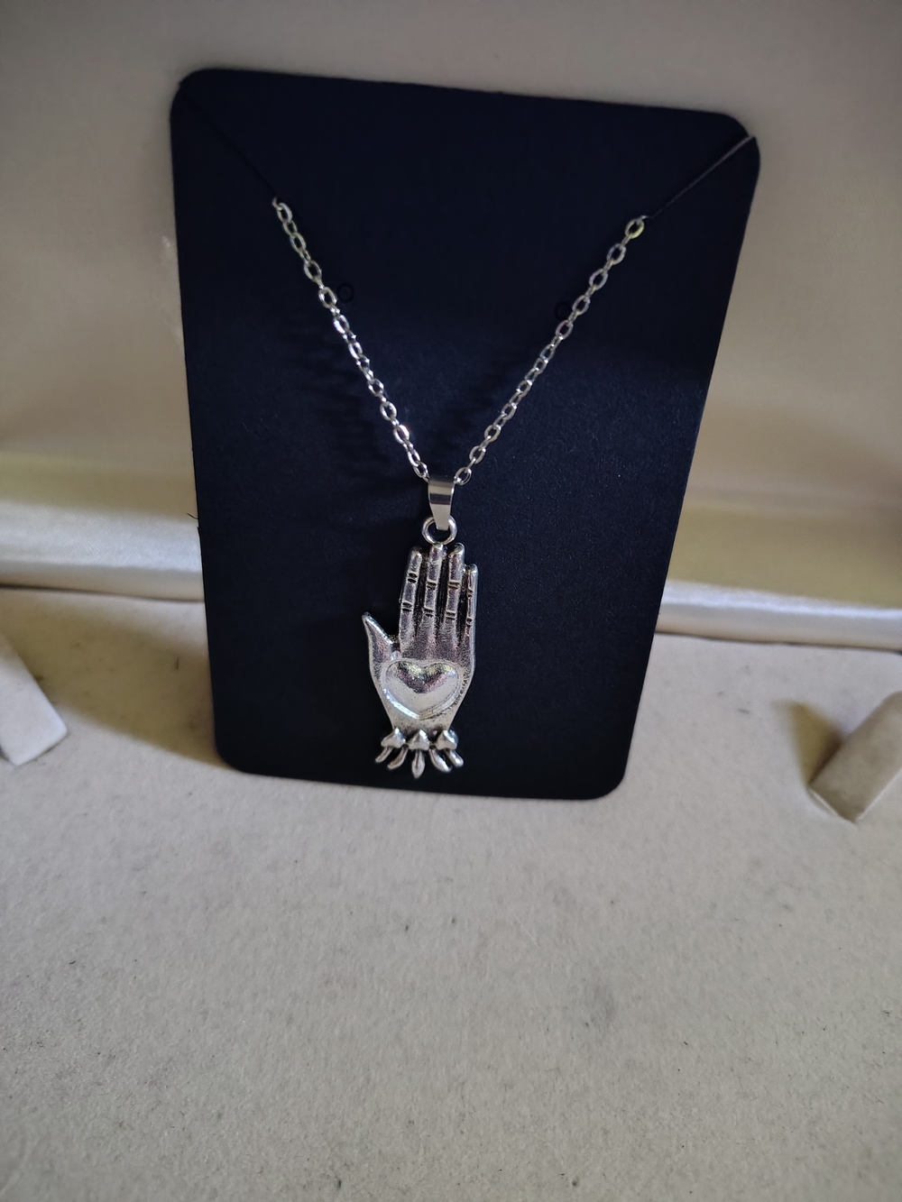 ✋📿NEW Silver Heart in Hand 17" Pendant Necklace✋📿